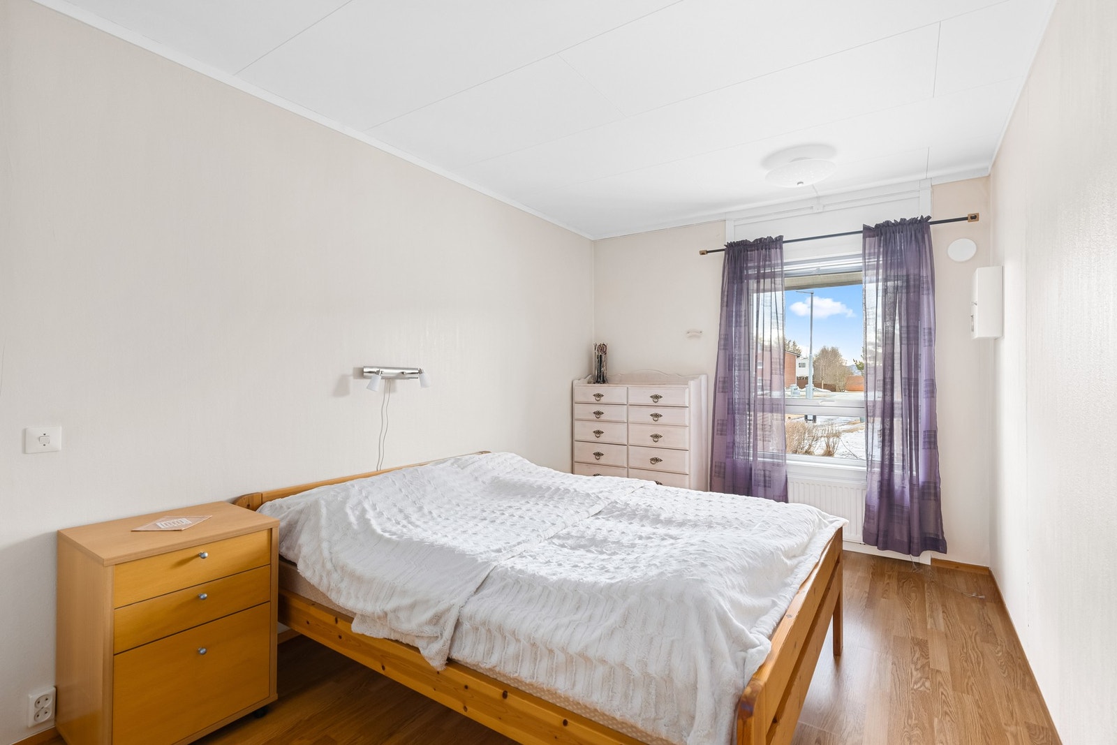 Boligens største soverom har god plass til seng og tilhørende møblement. Galleribilde