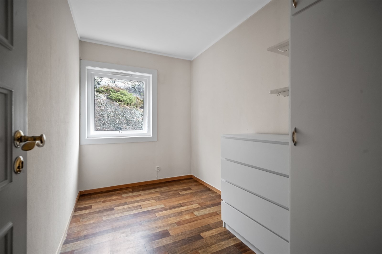 Det andre soverommet har også plass til seng, nattbord og oppbevaringsmuligheter. Galleribilde