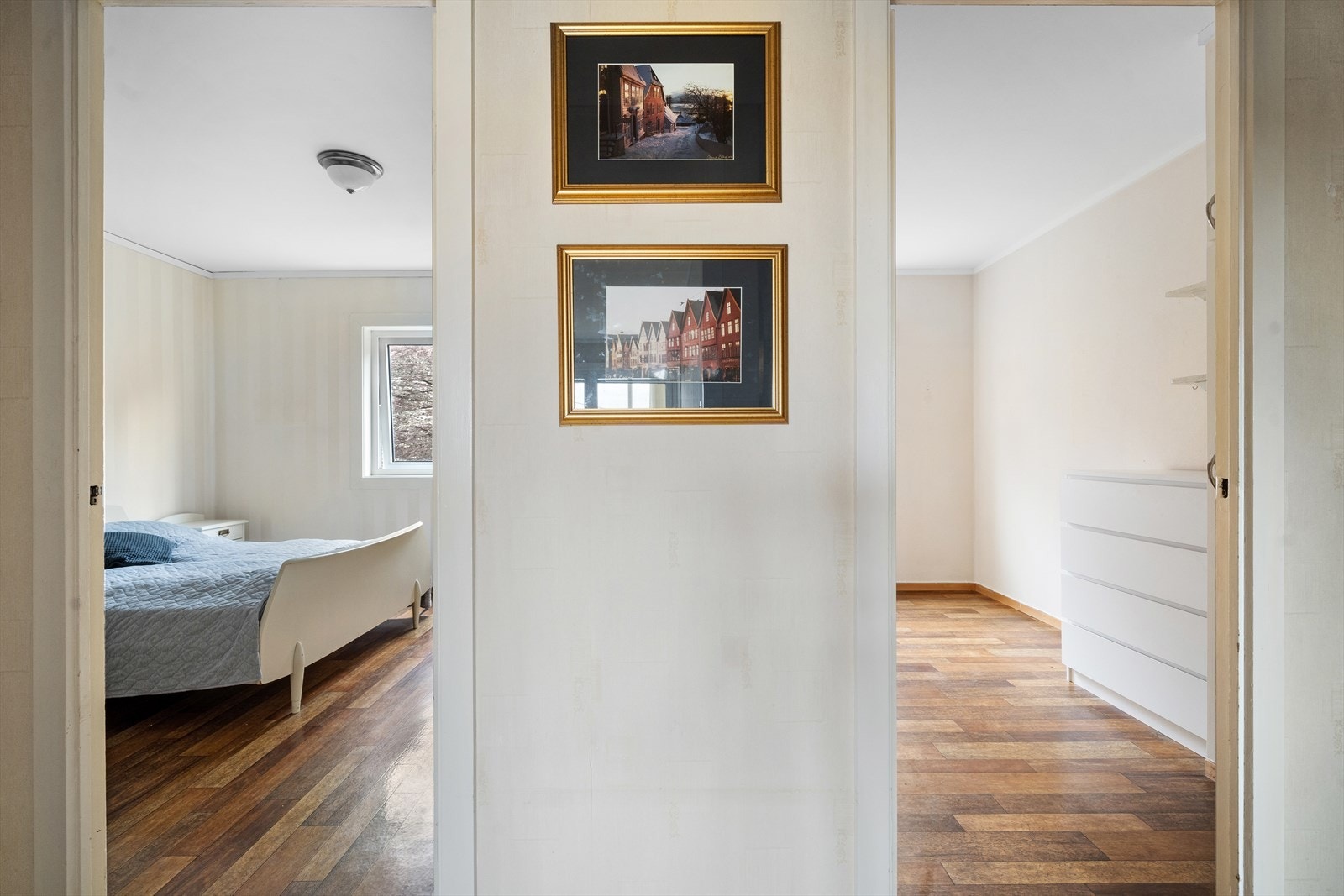 Fra gangen har man adgang til boligens to soverom. Galleribilde
