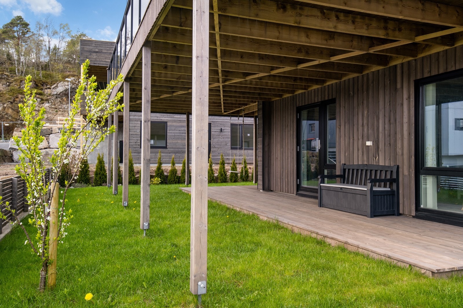 Hage foran boligen, og terrasse ut fra det ene soverommet i 1.etasje. Galleribilde