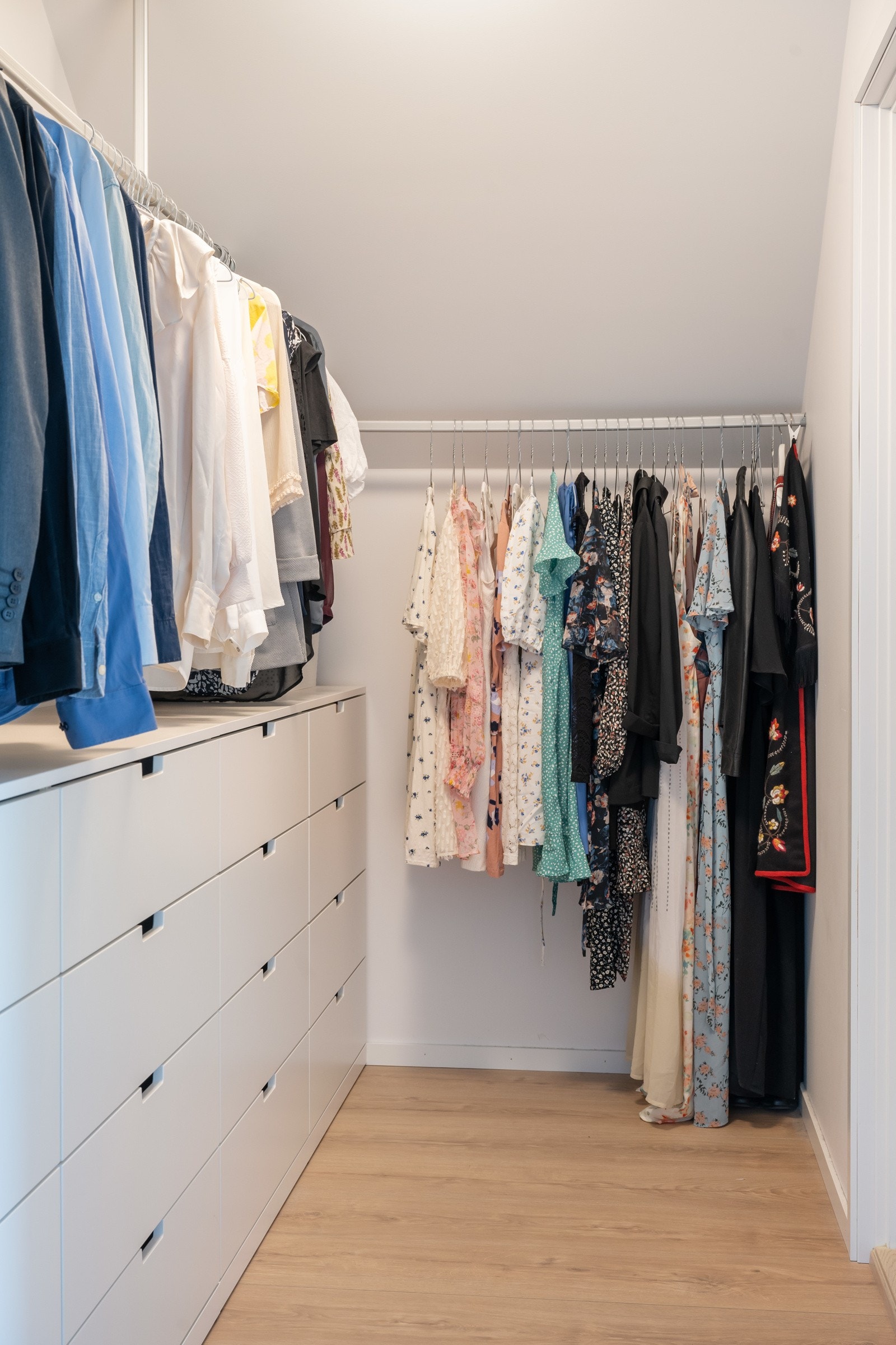 walk-in garderobe i tilknytning til hovedsoverom i 2.etasje. Galleribilde