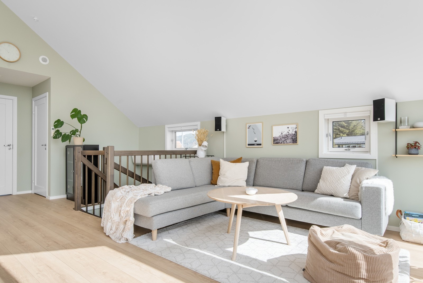 Lys stue med god takhøyde gir en god romfølelse. Galleribilde