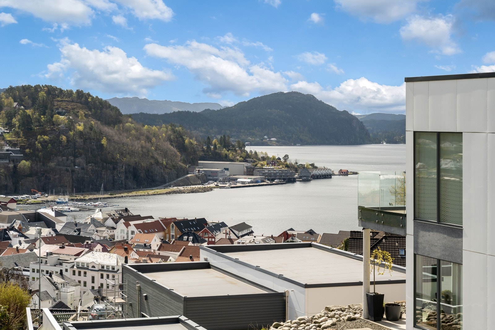 Utsikt mot fjorden. Galleribilde