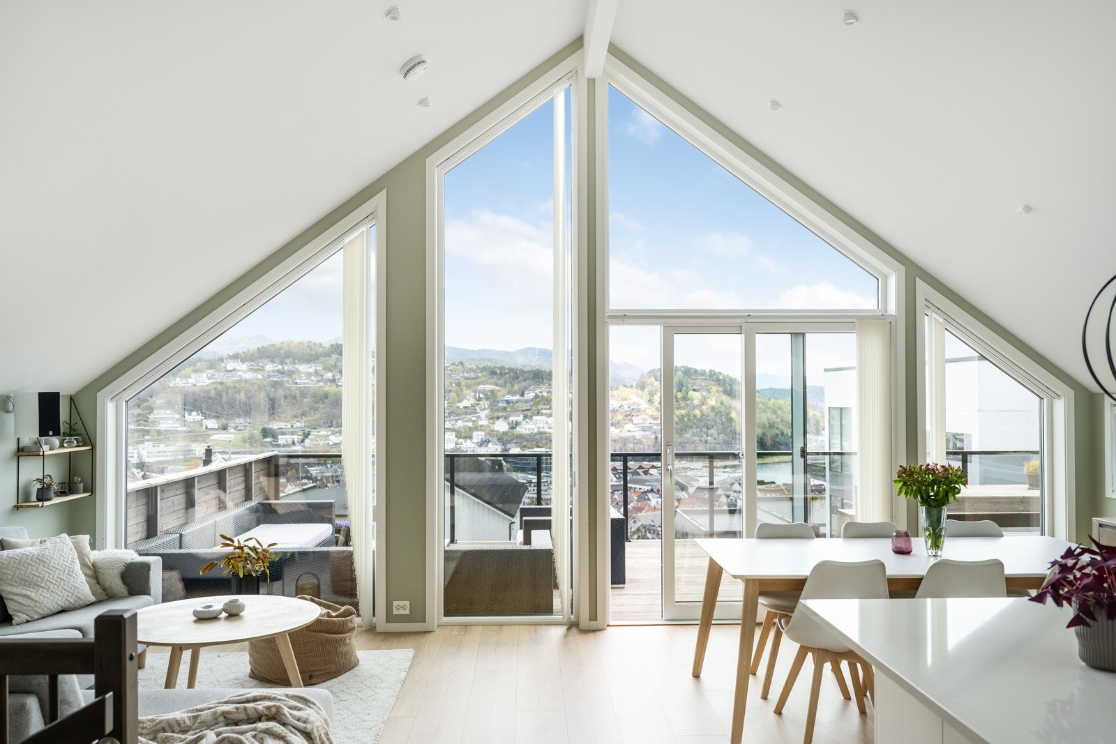 Store vindusflater i enden av stuem mot verandaen. Galleribilde