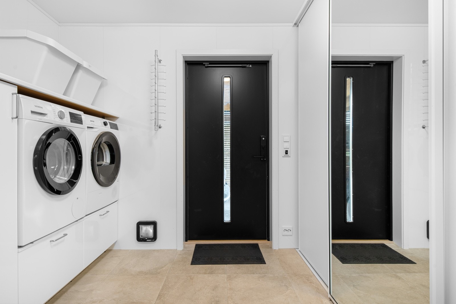 Praktisk vaskerom med egen inngang rett fra carporten. Galleribilde