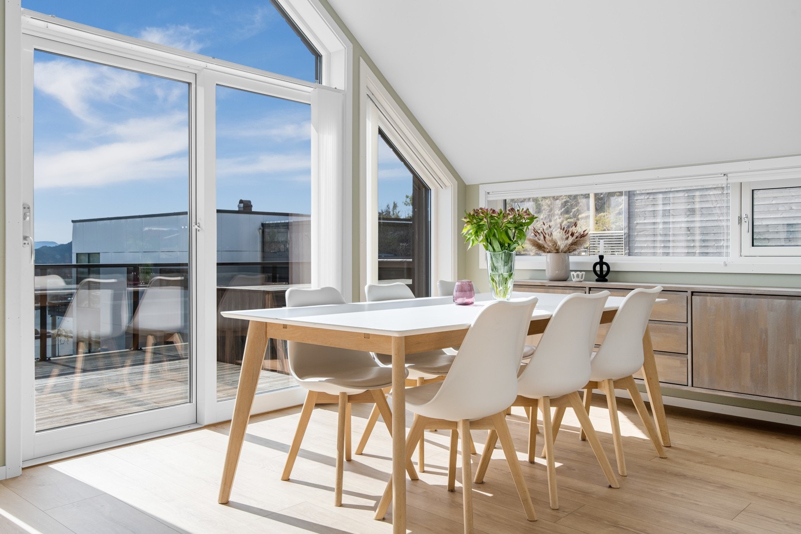 Spiseplass og utgang til veranda. Galleribilde