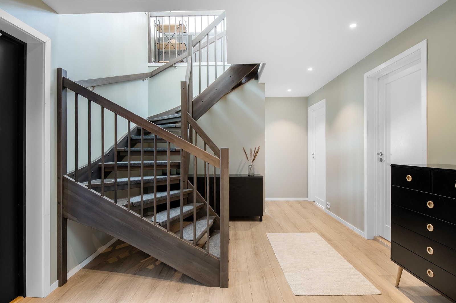 Gang med trapp til 2.etasje. Galleribilde