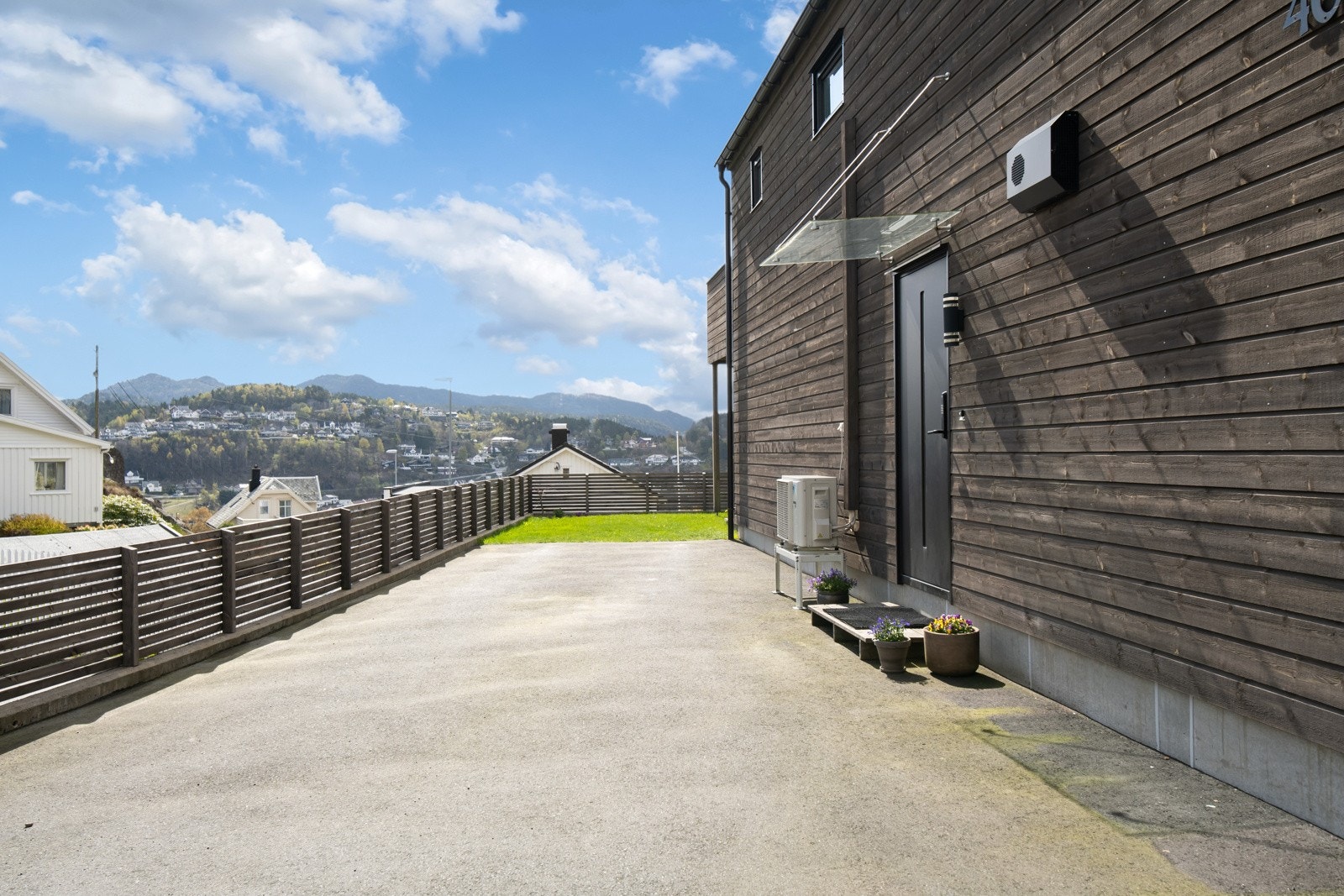 Inngangsparti og parkering. Galleribilde