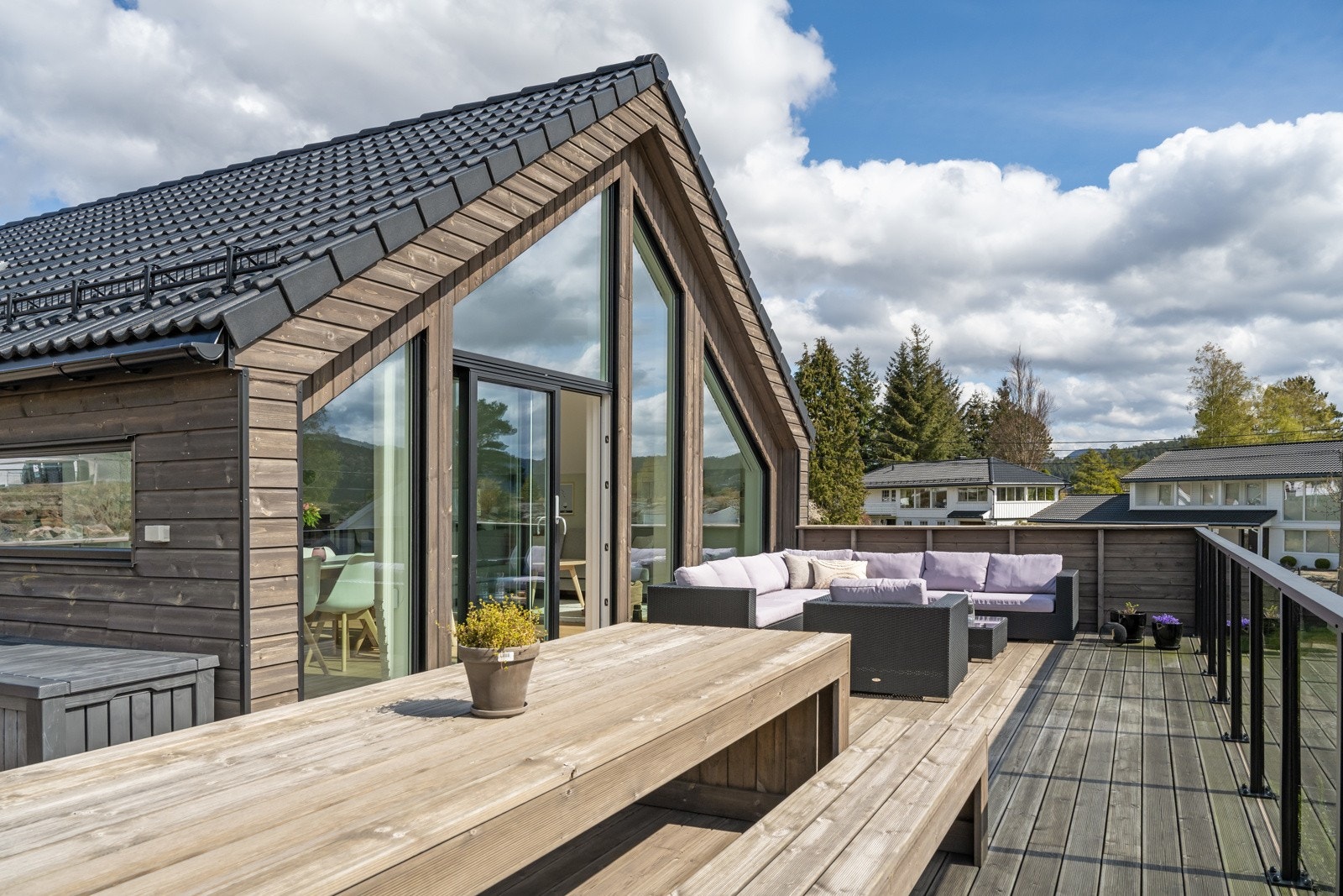 Romslig veranda med god utsikt. Galleribilde