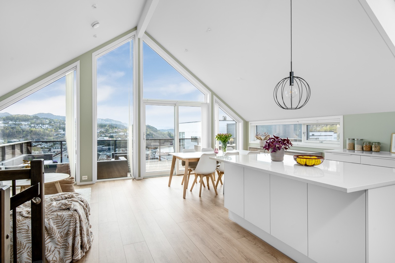 Stue med åpen kjøkkenløsning. Store vindusflater mot sentrum. Galleribilde