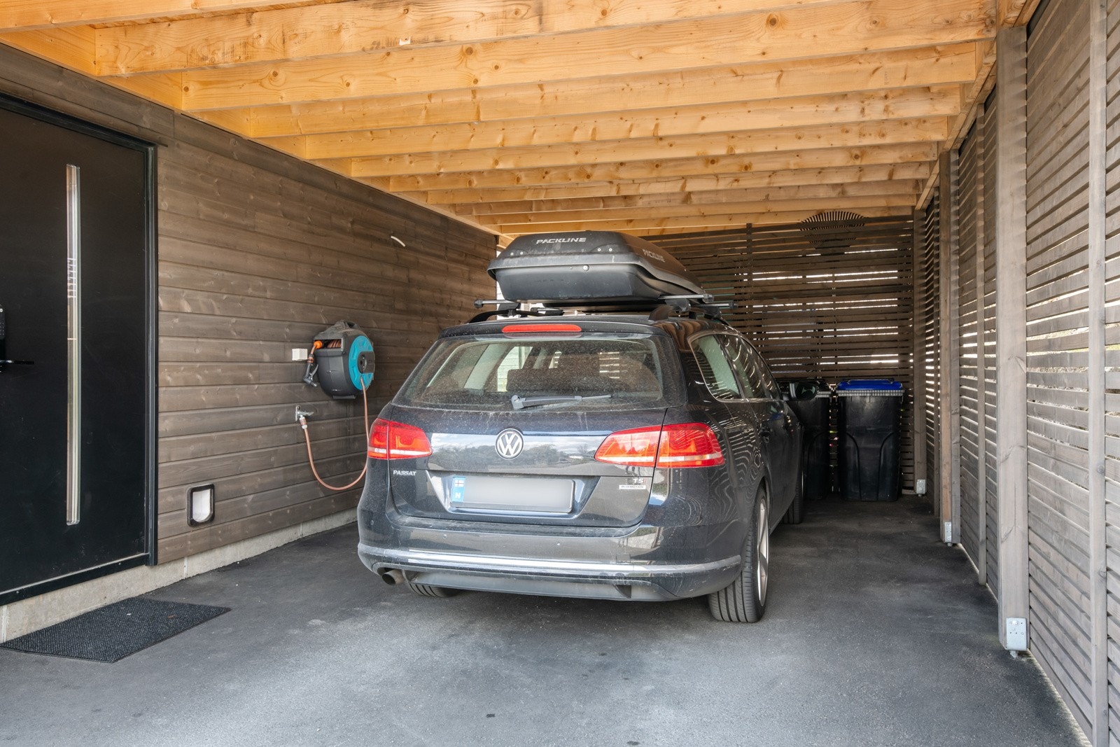 Carport med inngang til vaskerom. Galleribilde