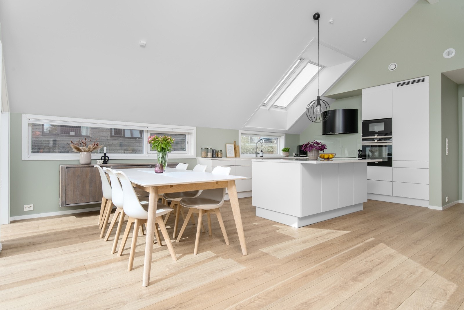 Åpen kjøkkenløsning med kjøkkenøy. Galleribilde