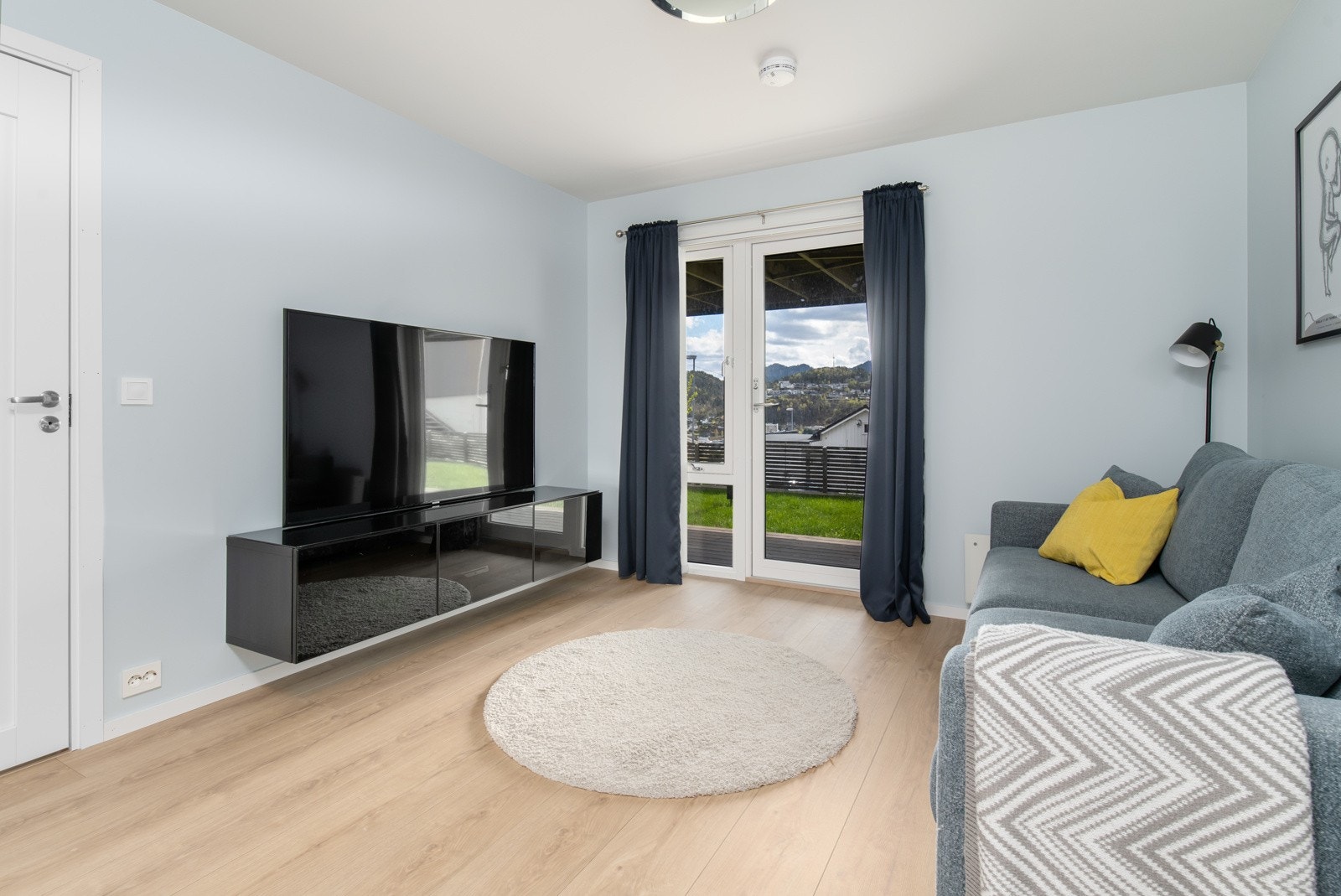 Soverom i første etasje som også kan brukes som tv-stue. Galleribilde