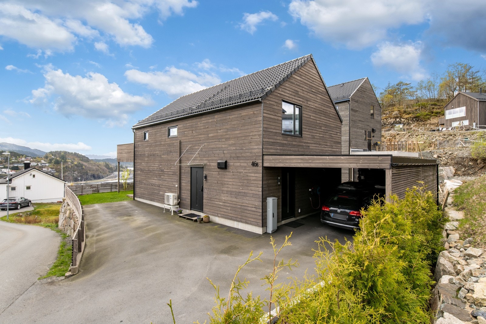 Innkjørsel til carport og til parkering foran inngangspartiet. Galleribilde