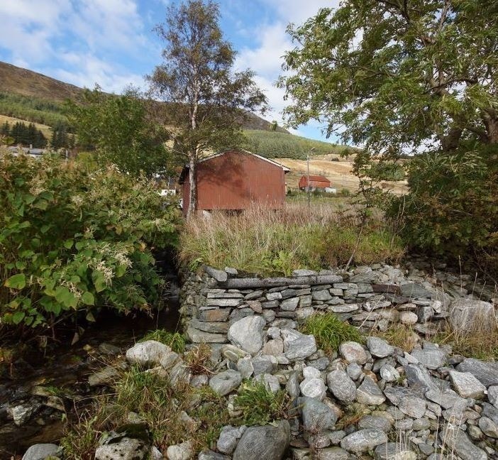 Garasje ved fylkesvegen. Her kan det tenkes mulighet for å utvikle naustfunksjon? Galleribilde