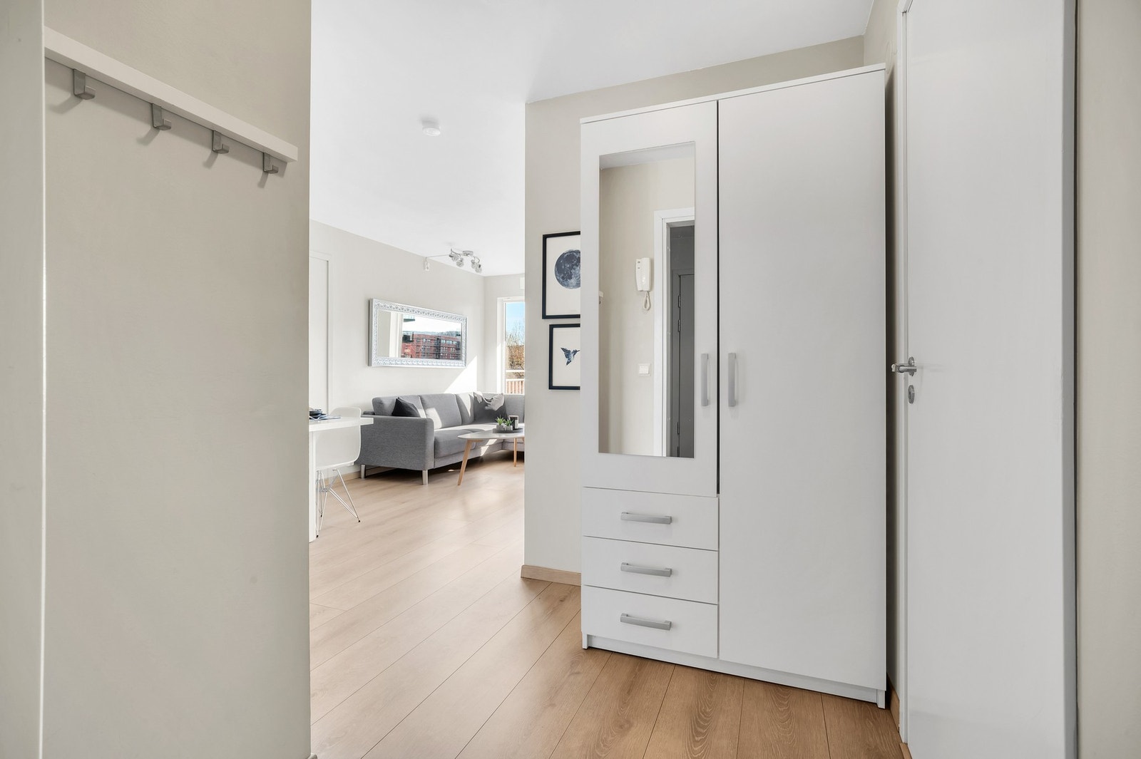 Hoveddelen har entré på 3,2 kvm, god plass til yttertøy og sko. Galleribilde