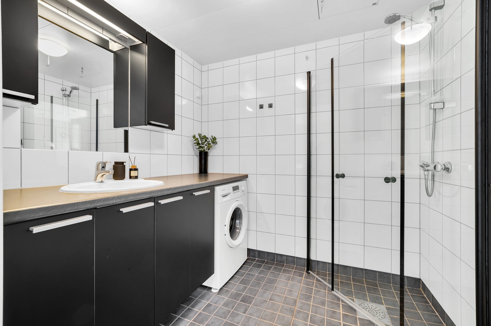 Pent bad med flis på gulv og vegg. Opplegg for vaskemaskin og varmekabler i gulv. Galleribilde
