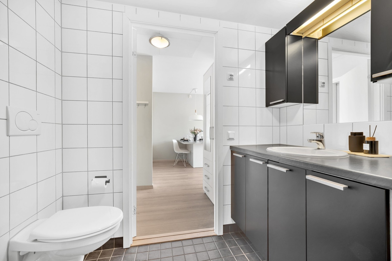 Servant med store underskap gir gode lagringsmuligheter, flott og praktisk vegghengt WC. Galleribilde
