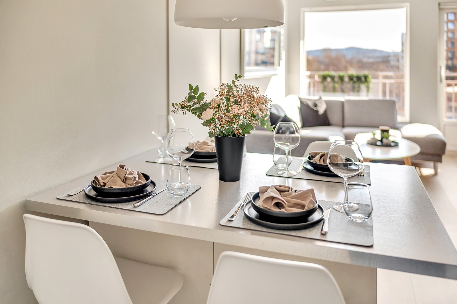 Med boligen følger parkeringsplass i oppvarmet parkeringskjeller. Boligen har balansert ventilasjon og heis i bygget. Galleribilde