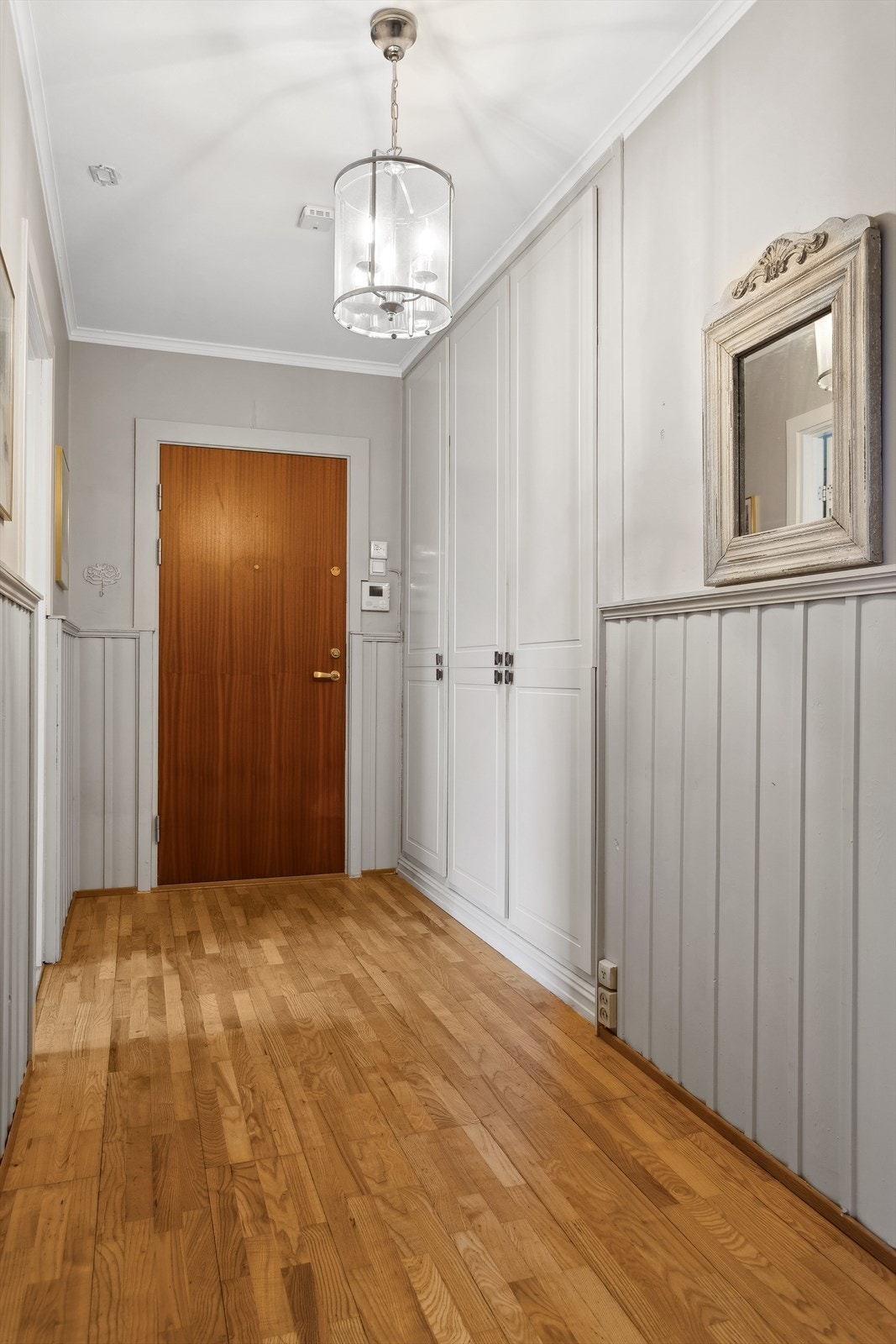 Det er godt med lagringsplass til sko og yttertøy i et romslig garderobeskap. Galleribilde