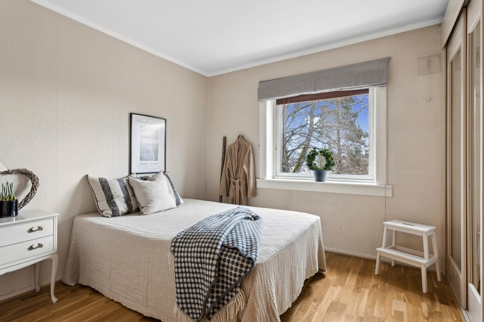Leiligheten byr på et romslig soverom. Galleribilde