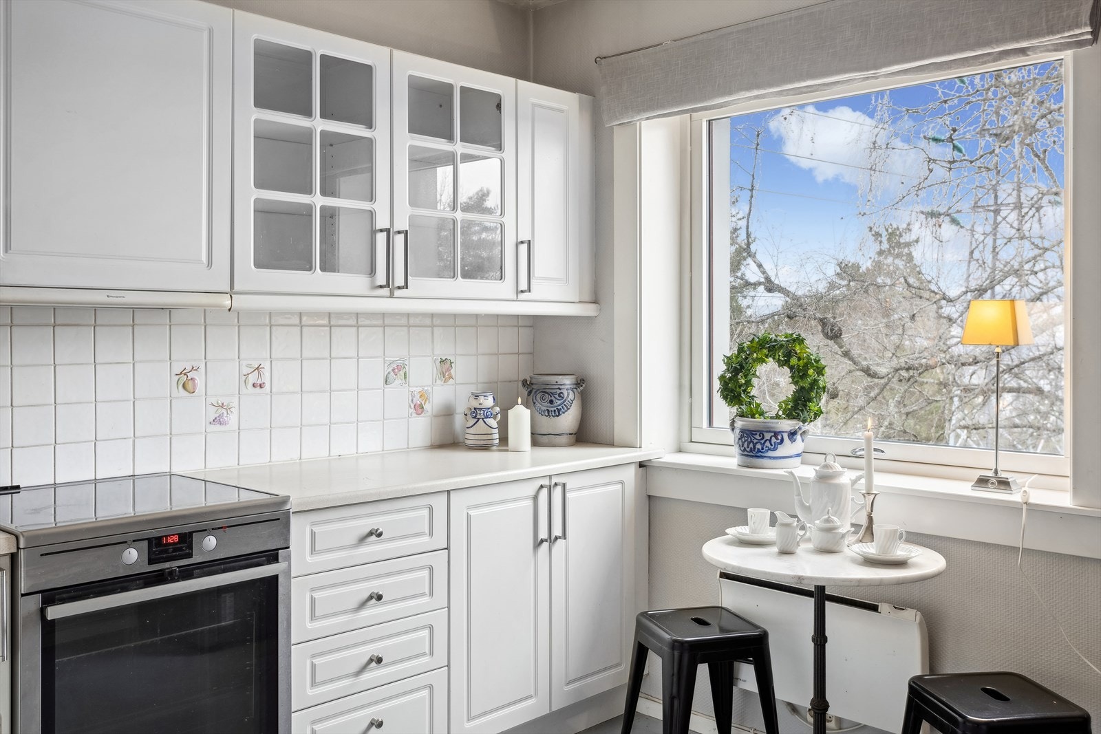 Her er det plass til et hyggelig frokostbord - hvor morgenkaffen kan nytes. Galleribilde
