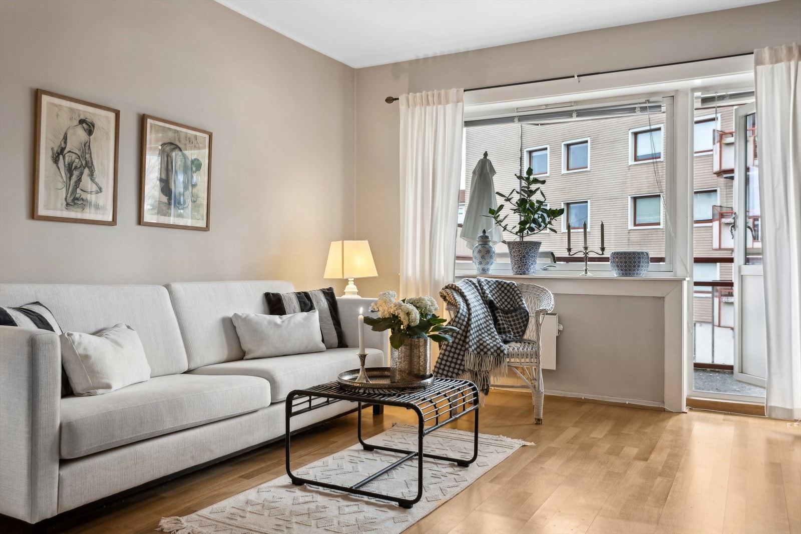 De store vindusflatene sammen med terrassedøren slipper inn godt med lys å skaper en luftig og fin atmosfære. Galleribilde