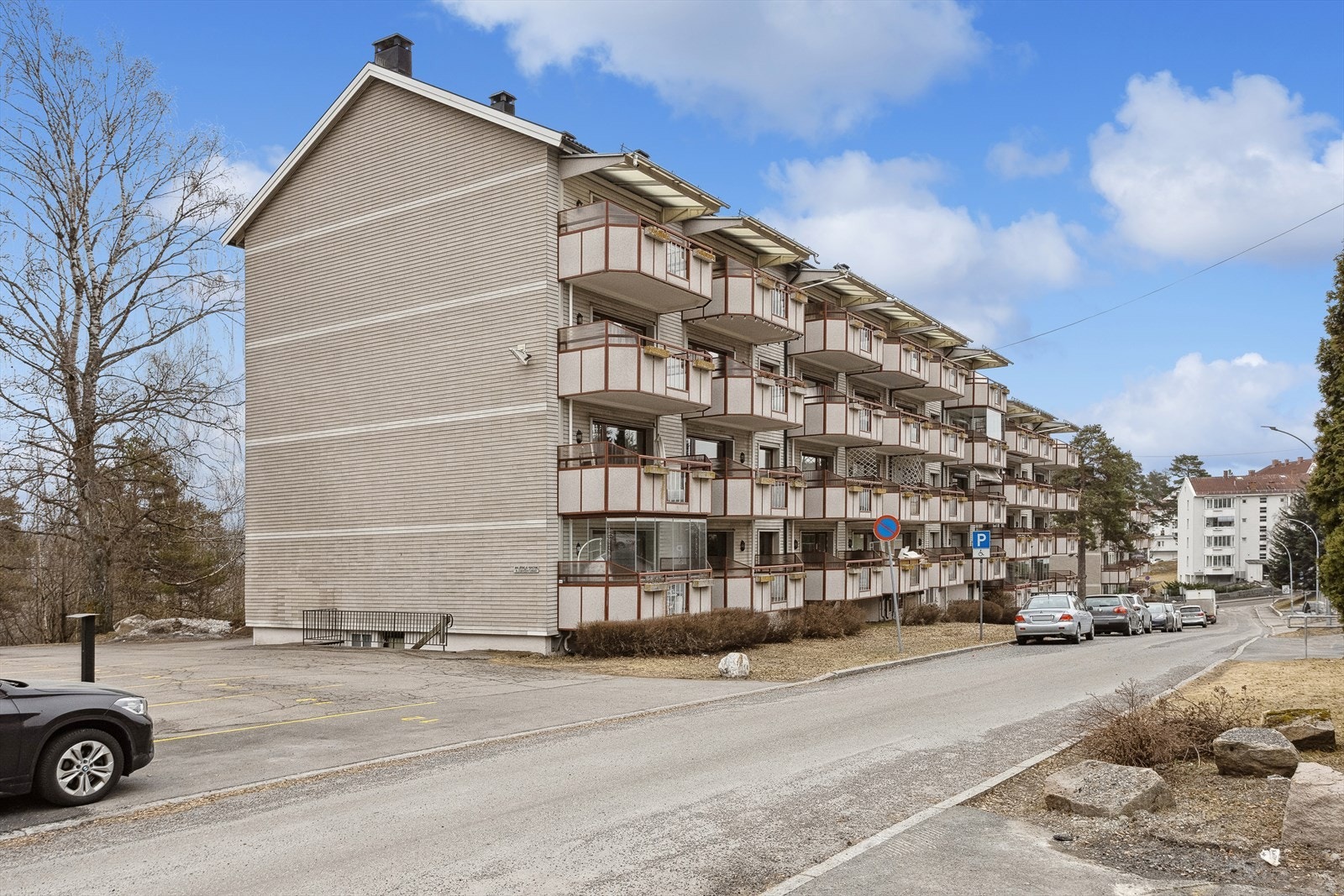Tomten er pent opparbeidet med asfalterte internveier, gressplener, variert beplantning og sittegrupper. Galleribilde