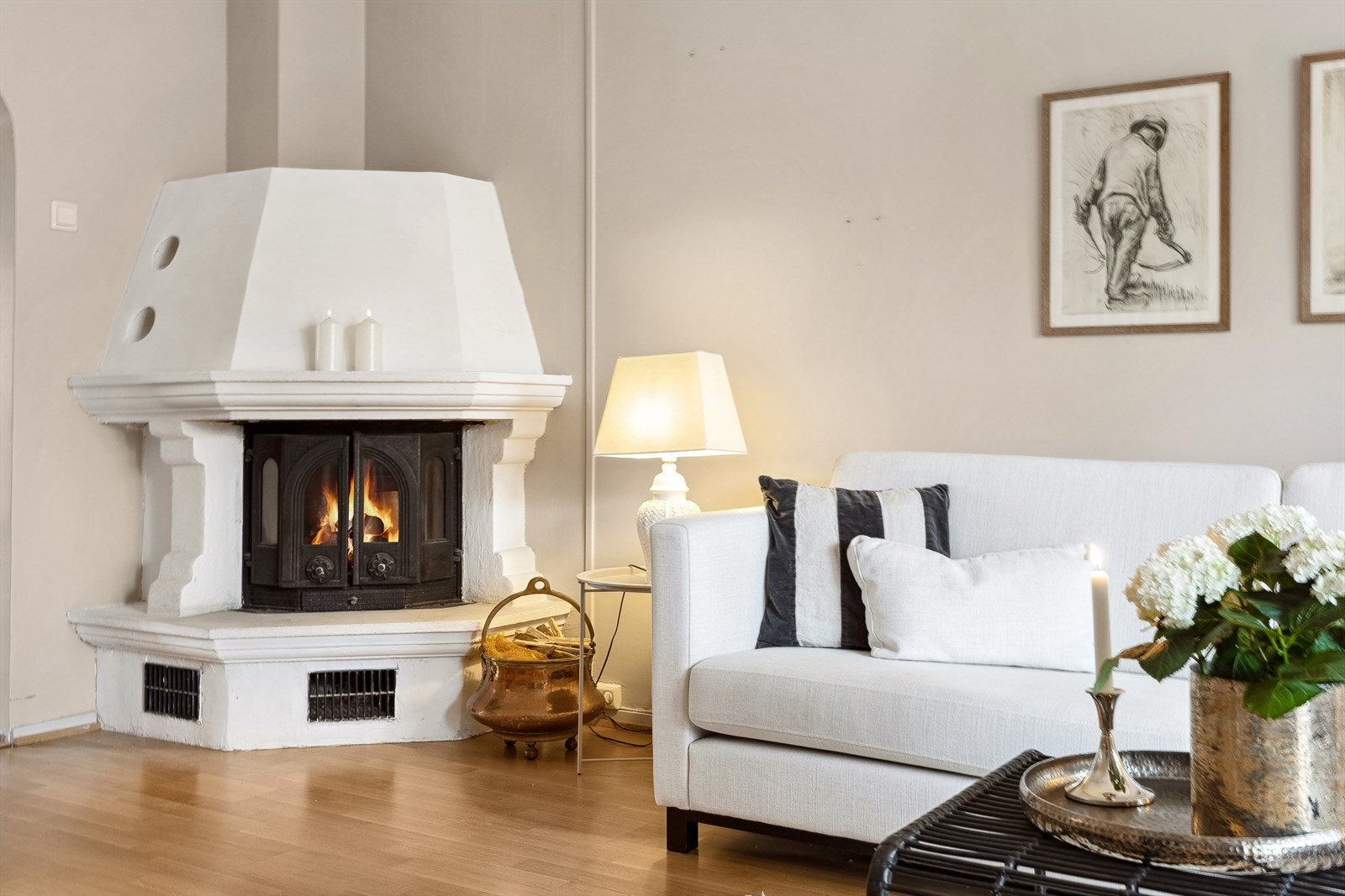 I stuen finner du en peis som sørger for ekstra hygge og varme på kalde dager. Galleribilde