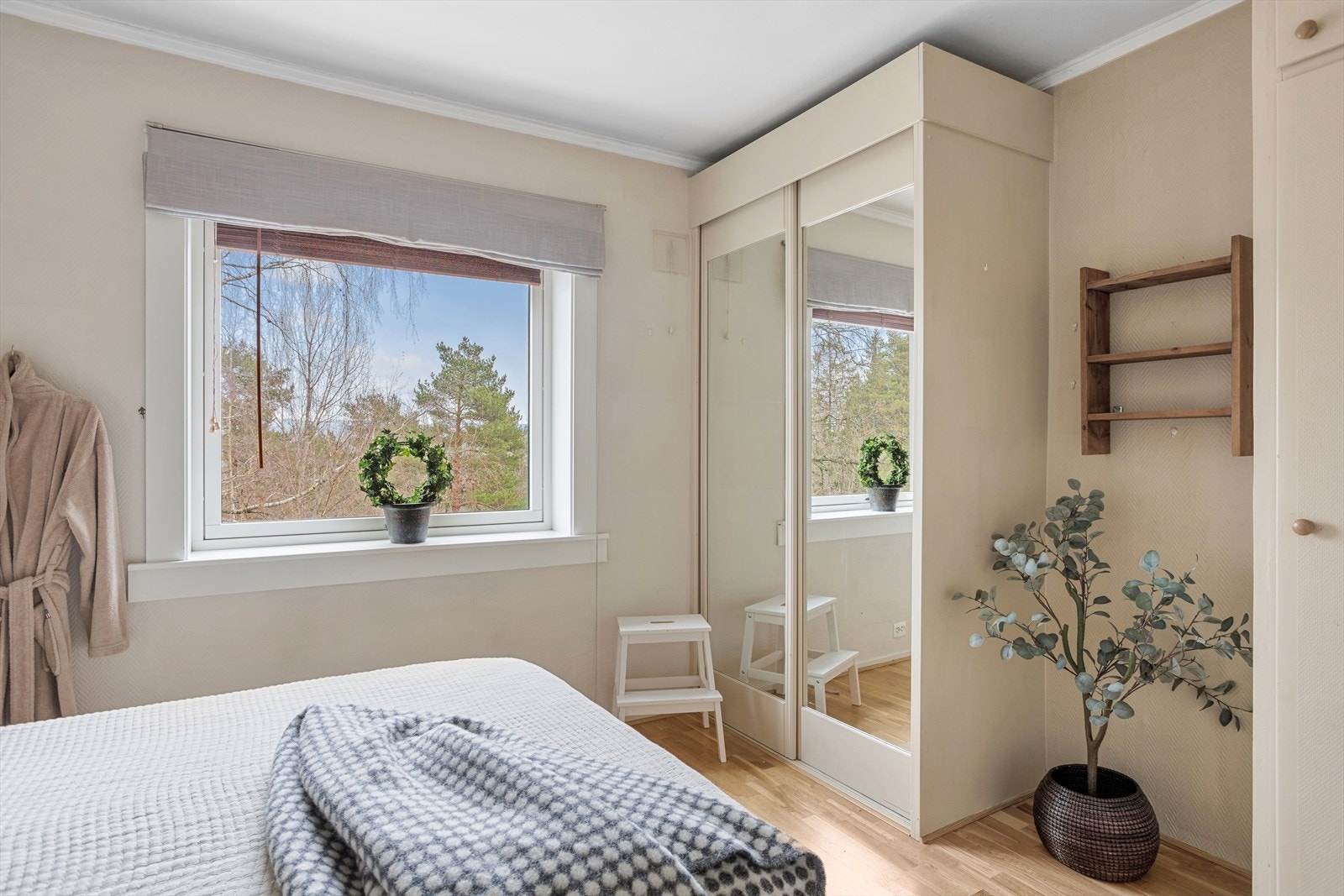 Her er det god plass til en dobbeltseng, tilhørende nattbord og annet ønskelig møblement. Galleribilde