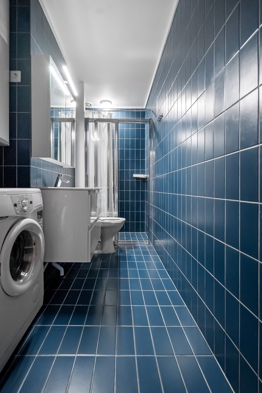 Leiligheten har et eldre flislagt baderom med gulvvarme. Baderomemt må oppgraderes for å tåle normal bruk etter dagens krav. Galleribilde