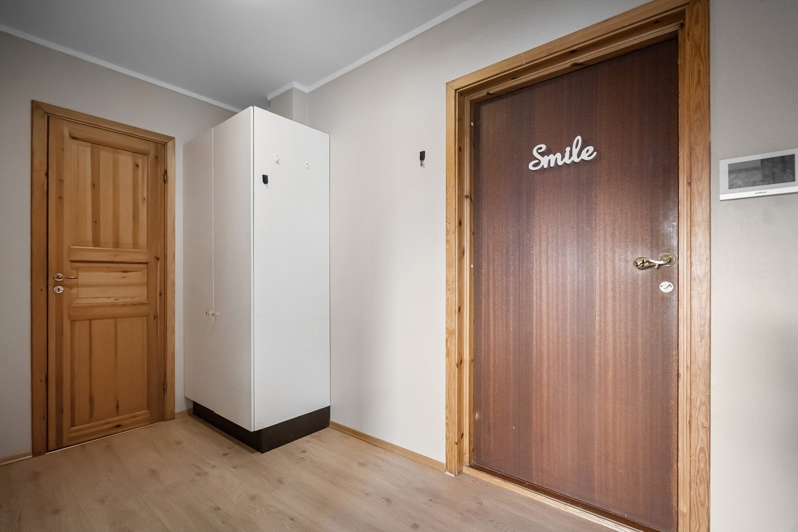 Du ønskes velkommen inn i en lys og praktisk entré med plass til sko og yttertøy i medfølgende garderobeskap. Galleribilde