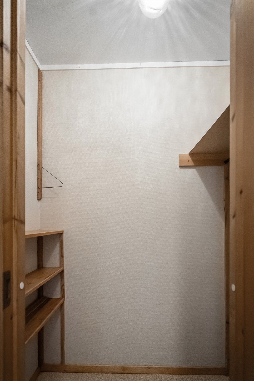 Fra gangen har du adkomst til en praktisk innvendig bod med gode lagringsmuligheter. Galleribilde