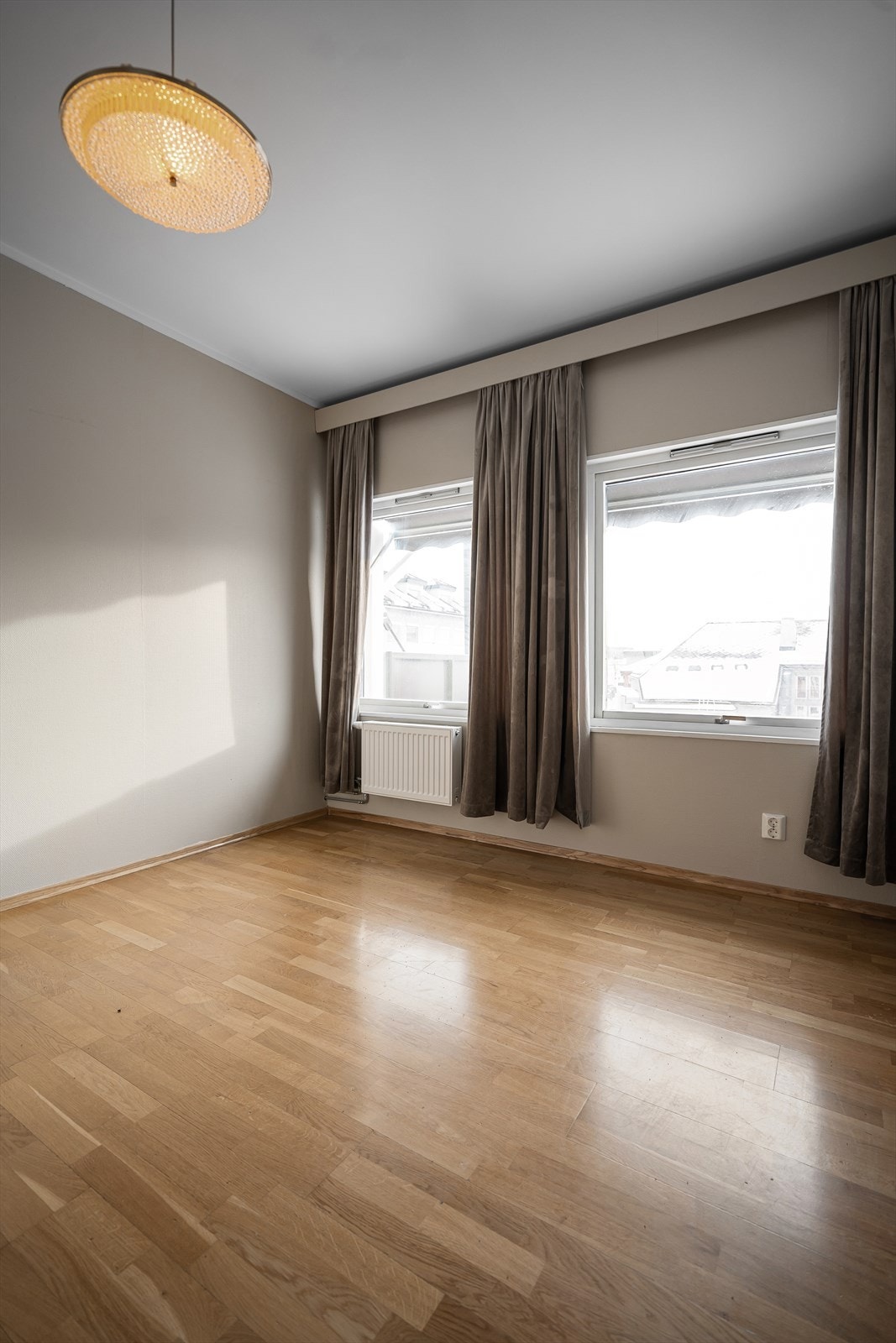 Soverommet har to store vindusflater som slipper inn rikelig med naturlig lys. Galleribilde