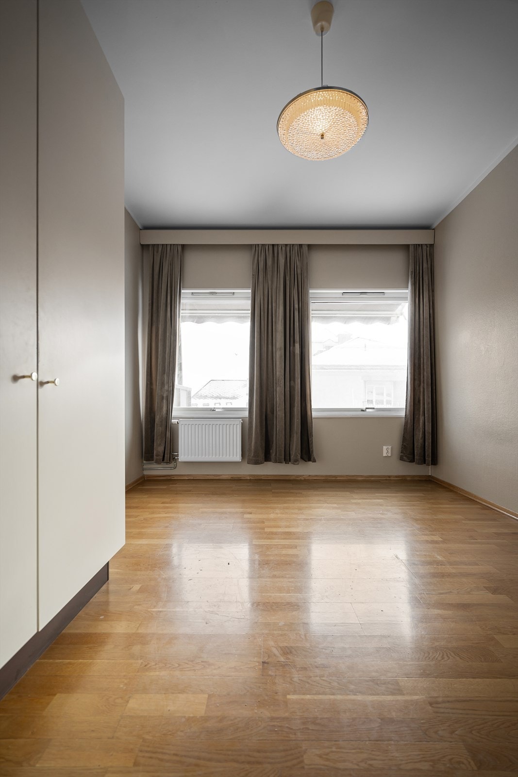 Lyst og romslig soverom med plass til dobbeltseng, kontorpult og oppbevaringsplass i medfølgende garderobeskap. Galleribilde