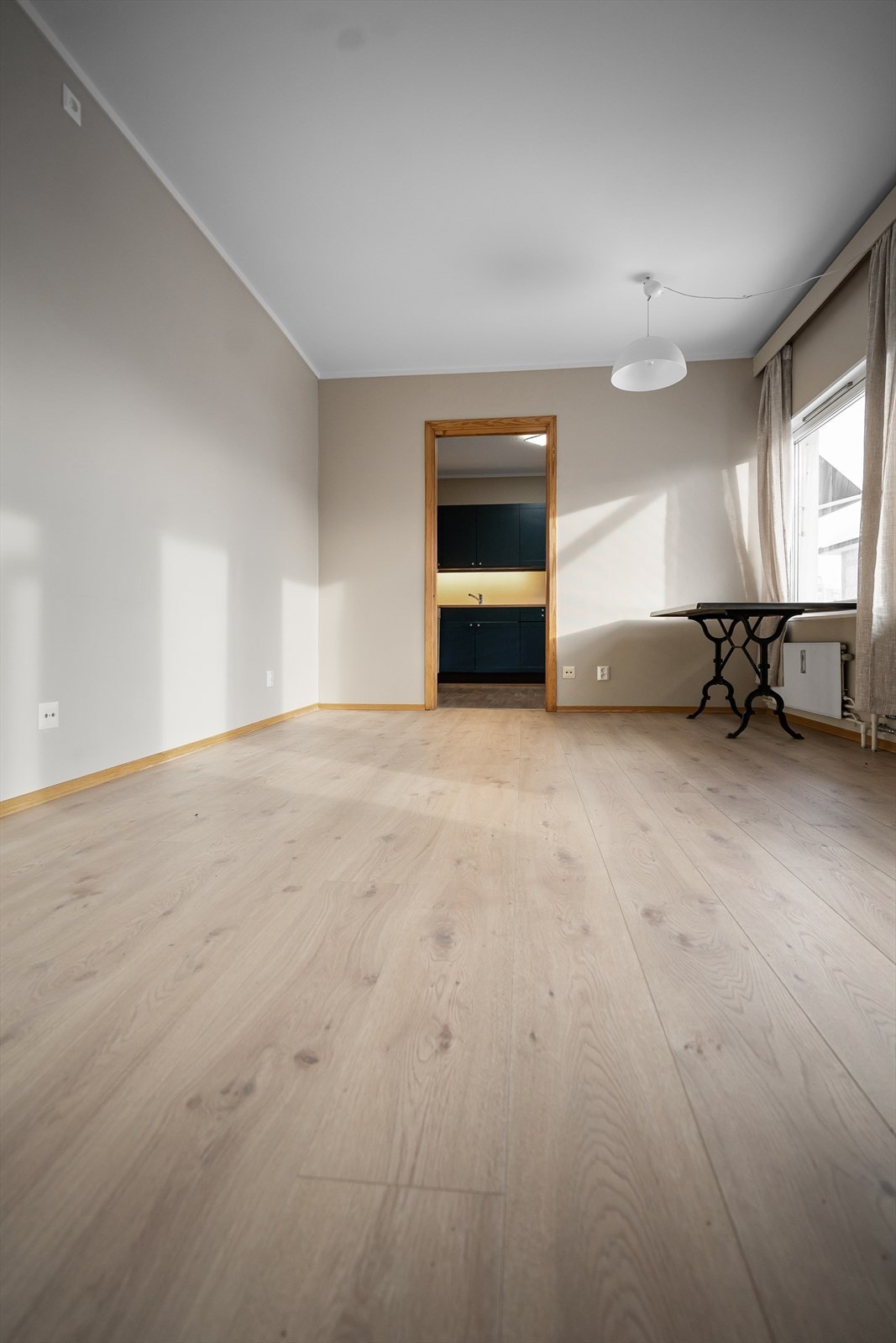 Leiligheten holdes god og lun på vinterstid med fjernvarme til radiatorer. Fjernvarme er inkludert de lave felleskostnadene på kr. 1 672,-/mnd. Galleribilde