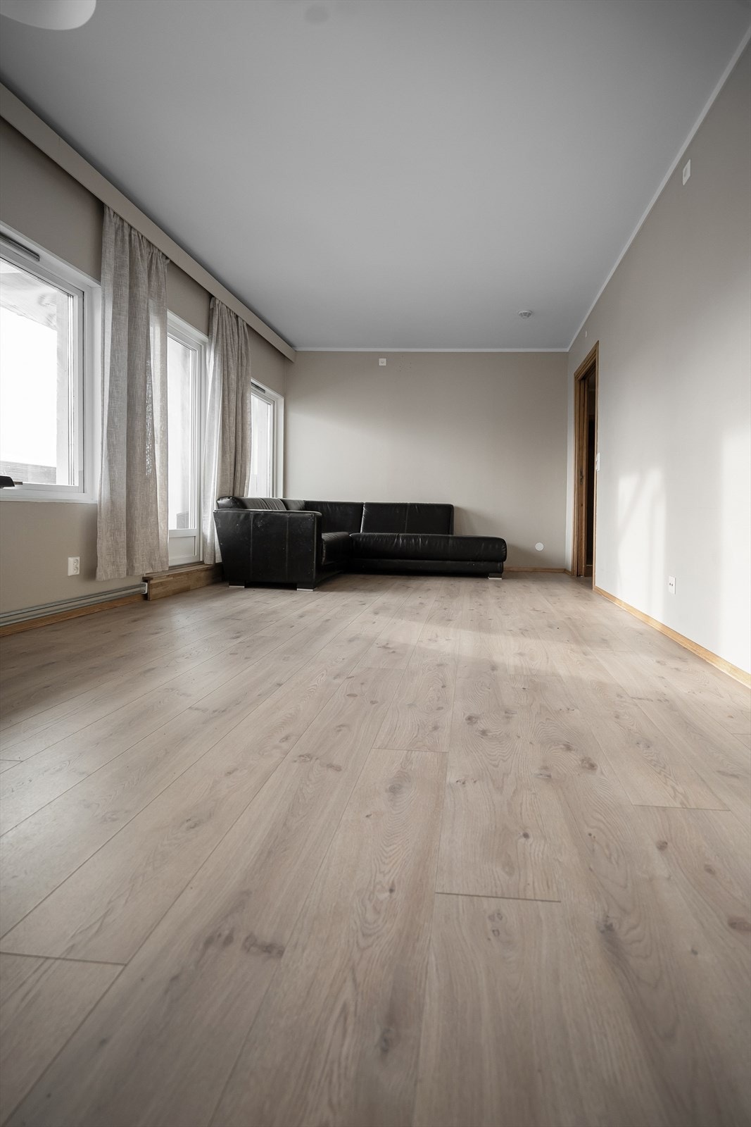 Stuen er det naturlige oppholdsrommet i leiligheten, og er et stort lyst og fint rom. God standard med nyere enstavs laminat på gulv og overflater malt i en fin lys farge. Galleribilde