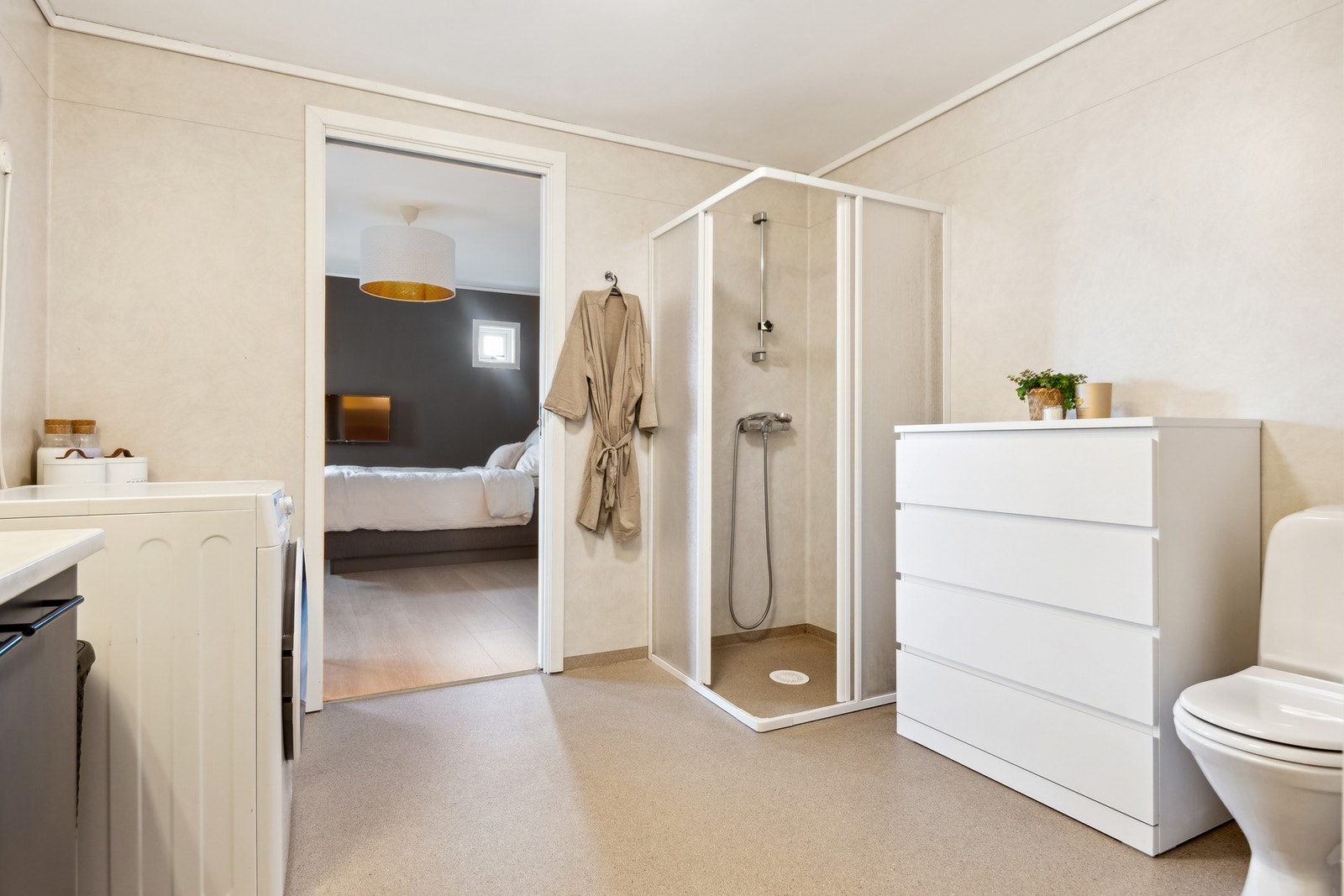 Det er opplegg for vaskemaskin på badet. Direkte inngang til soverom. Galleribilde