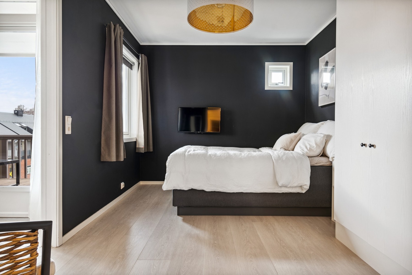 Romslig soverom med god plass til dobbeltseng. Galleribilde
