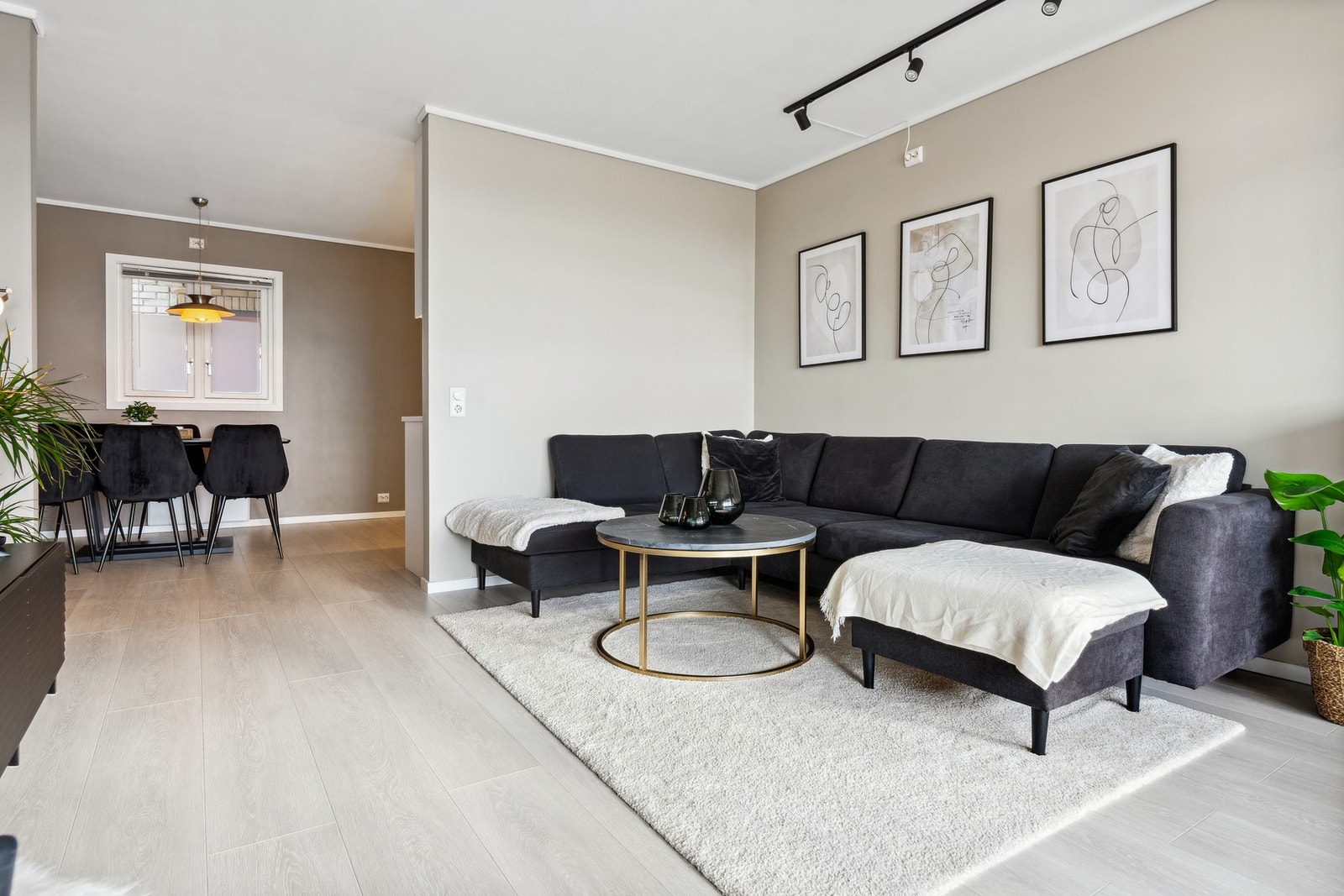 Romslig og lys stue med god plass til sofa. Galleribilde