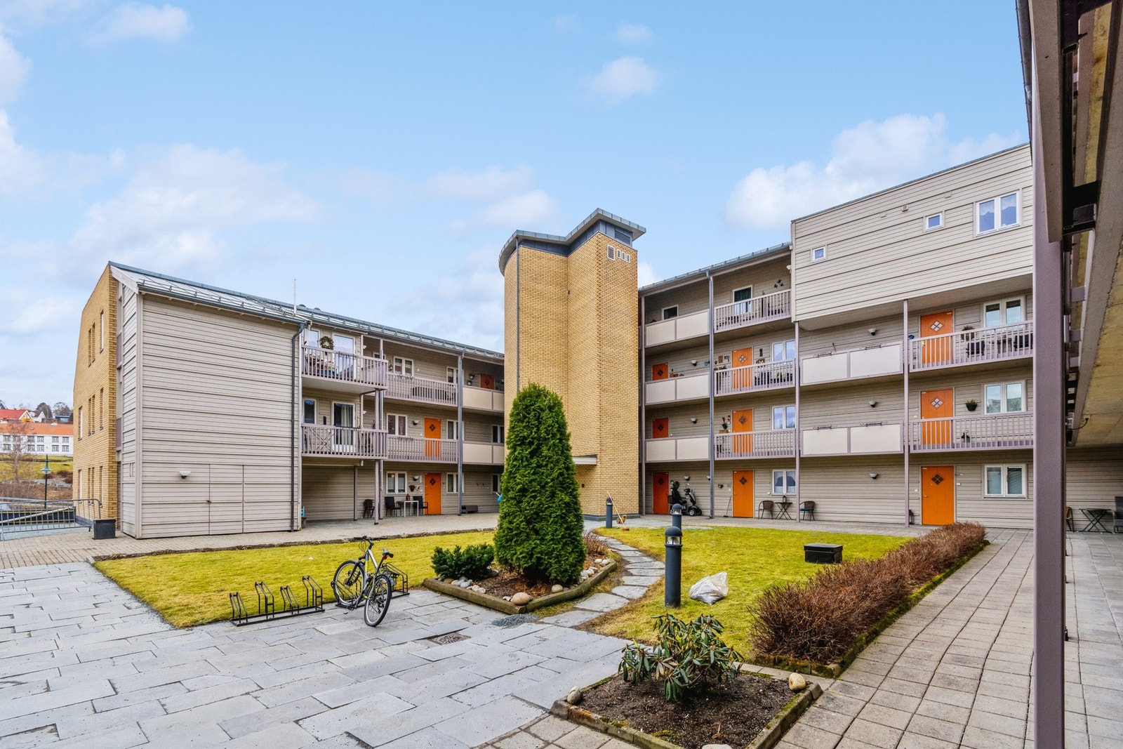 Leiligheten har egen parkeringsplass i parkeringskjeller, heis, sentral beliggenhet og felles bakgård. Galleribilde