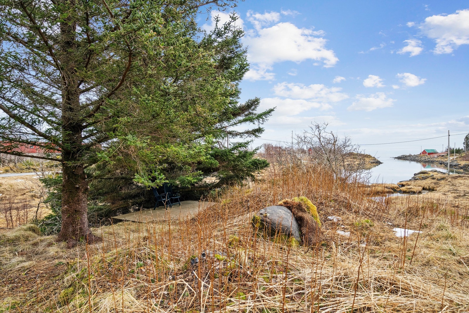 Tomten er romslig på ca. 4 923 kvm og består for det meste av naturtomt. Det er lagt til en liten terrasseplatting under trærne, hvor man sitter skjermet til og kan nyte utsikten ut mot fjellene. Galleribilde