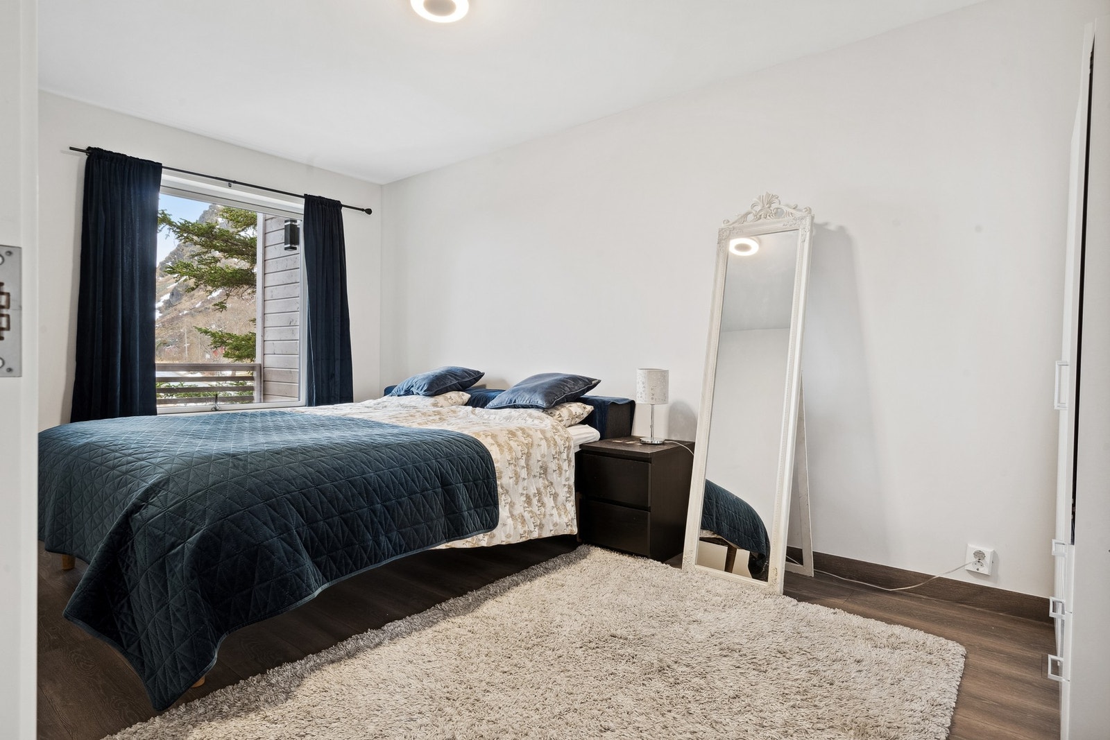 Hovedsoverom er av god størrelse med plass til både dobbeltseng, nattbord og garderobeskap. Galleribilde