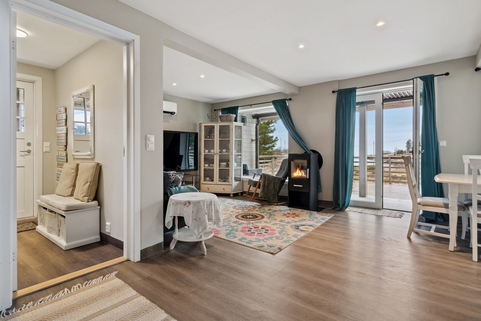 Fra entréen kommer man inn i en lys og åpen stue/kjøkken løsning med store vindusflater. Her ifra er det også utgang til terrassen. Galleribilde