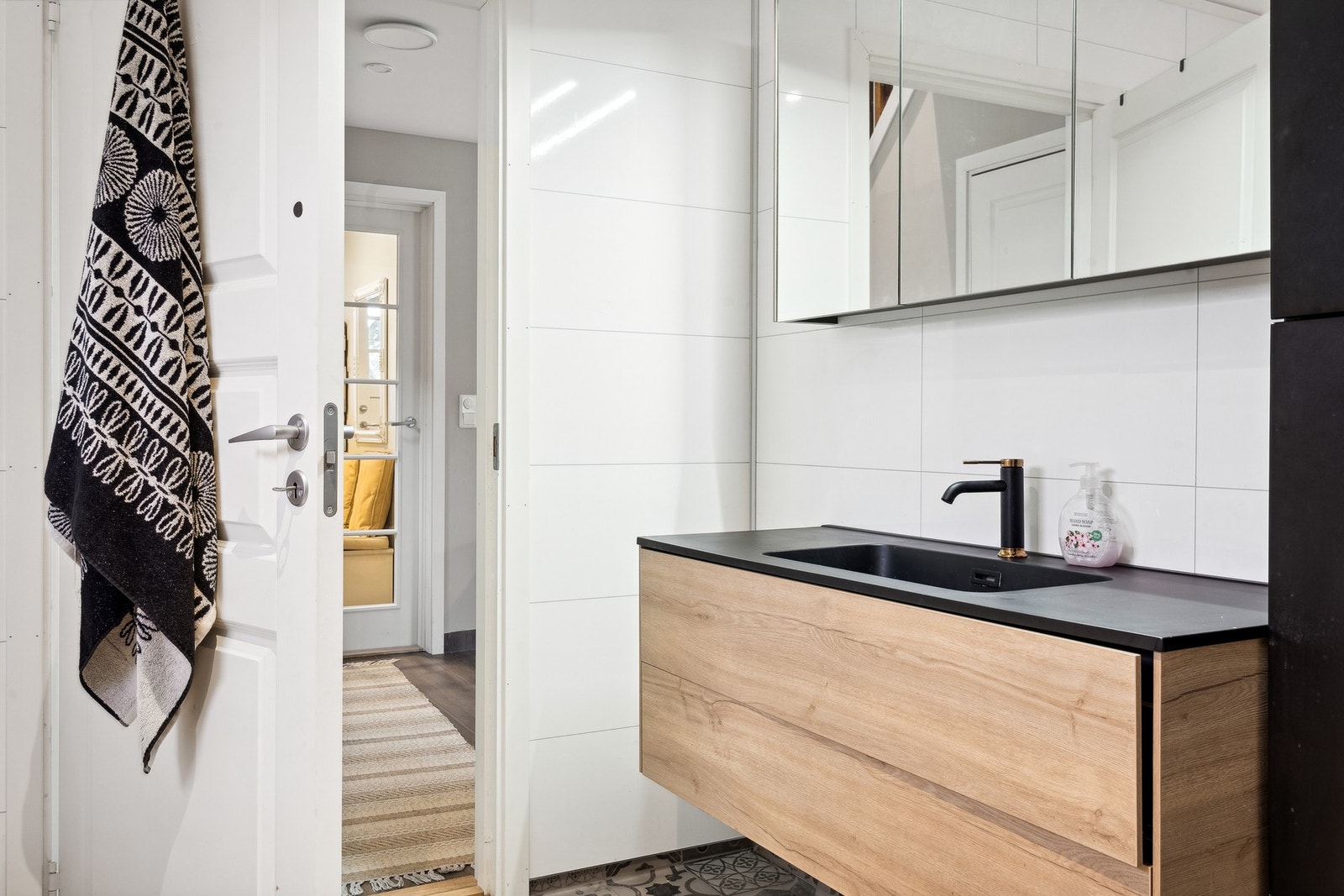 Badet byr på god oppbevaringsplass i både under- og høyskap, samt i speilskap. Galleribilde