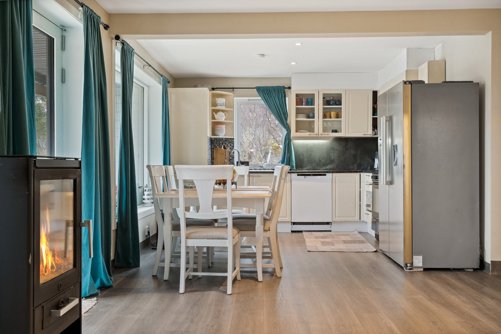 Kjøkkeninnredning er av eldre dato med malte fronter. Hvitevarer medfølger i handelen. Galleribilde