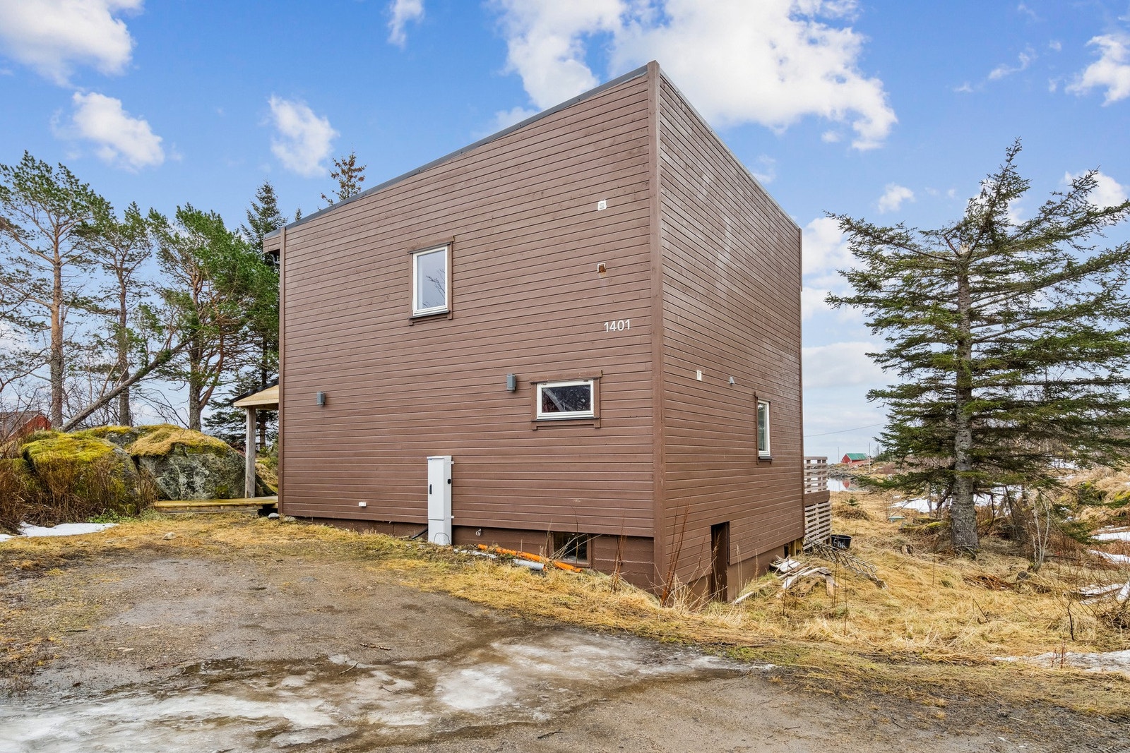 Gode parkeringsmuligheter på baksiden av boligen. I tillegg er det oppført en enkel garasje på tomten. Galleribilde