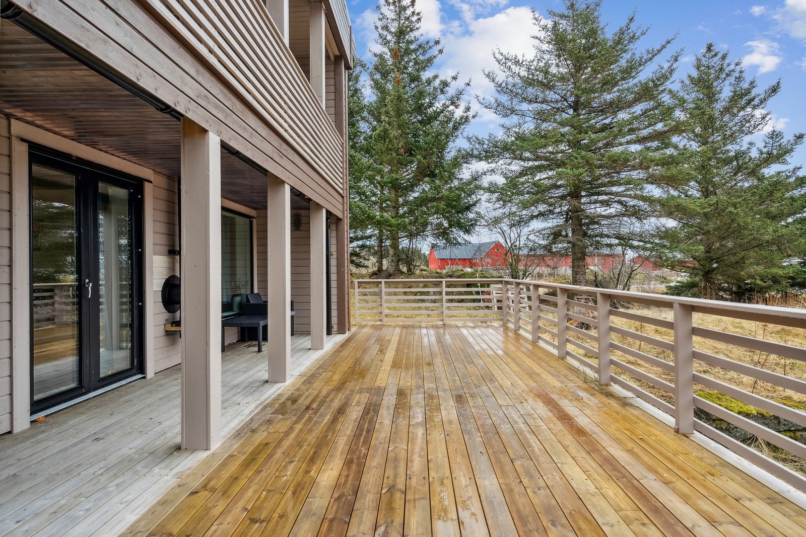 Terrassen er av romslig størrelse og byr på gode møbleringsmuligheter og er enkelt å dele inn i flere naturlige sittesoner. Galleribilde