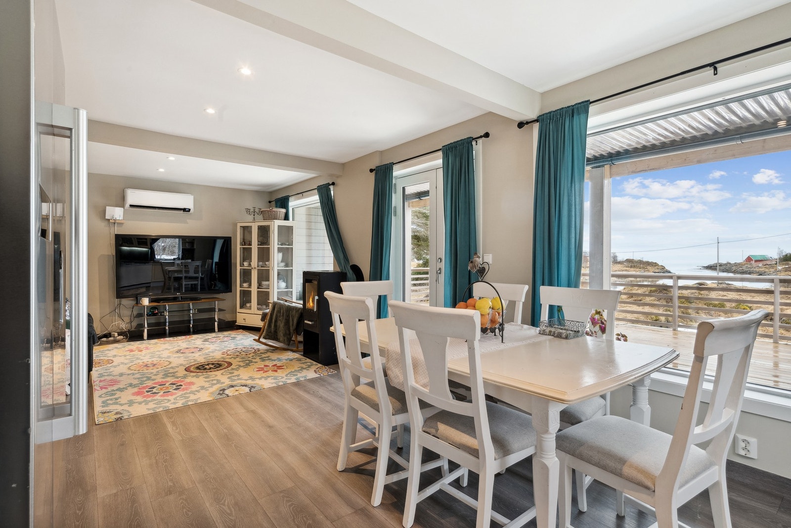 Det er plass til spisegruppe like ved kjøkkenet. Sjekk den utsikten! Galleribilde