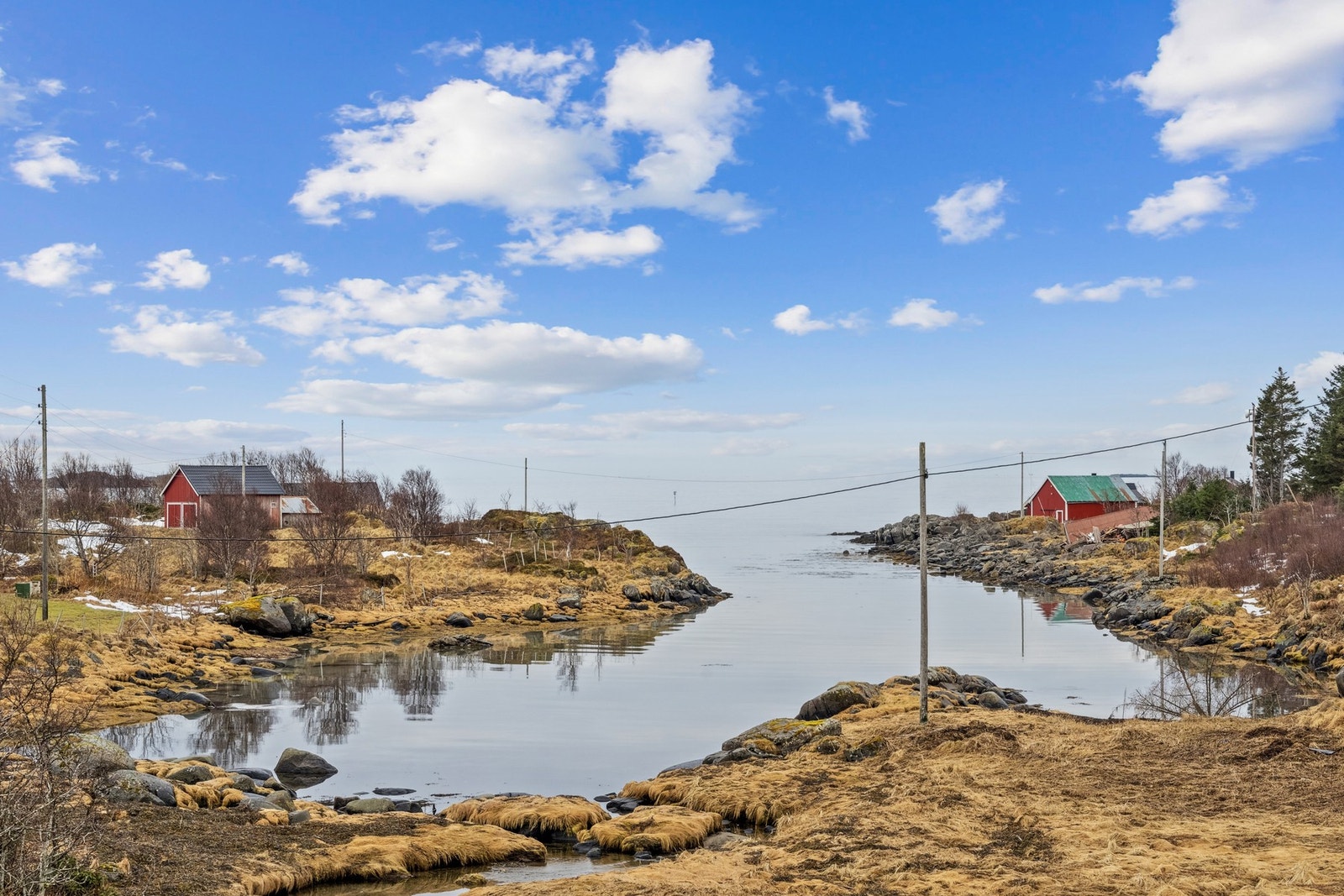 Tomten strekker seg helt ned til sjøen og kun en liten spasertur unna eiendommen finner man en flott sandstrand. Galleribilde
